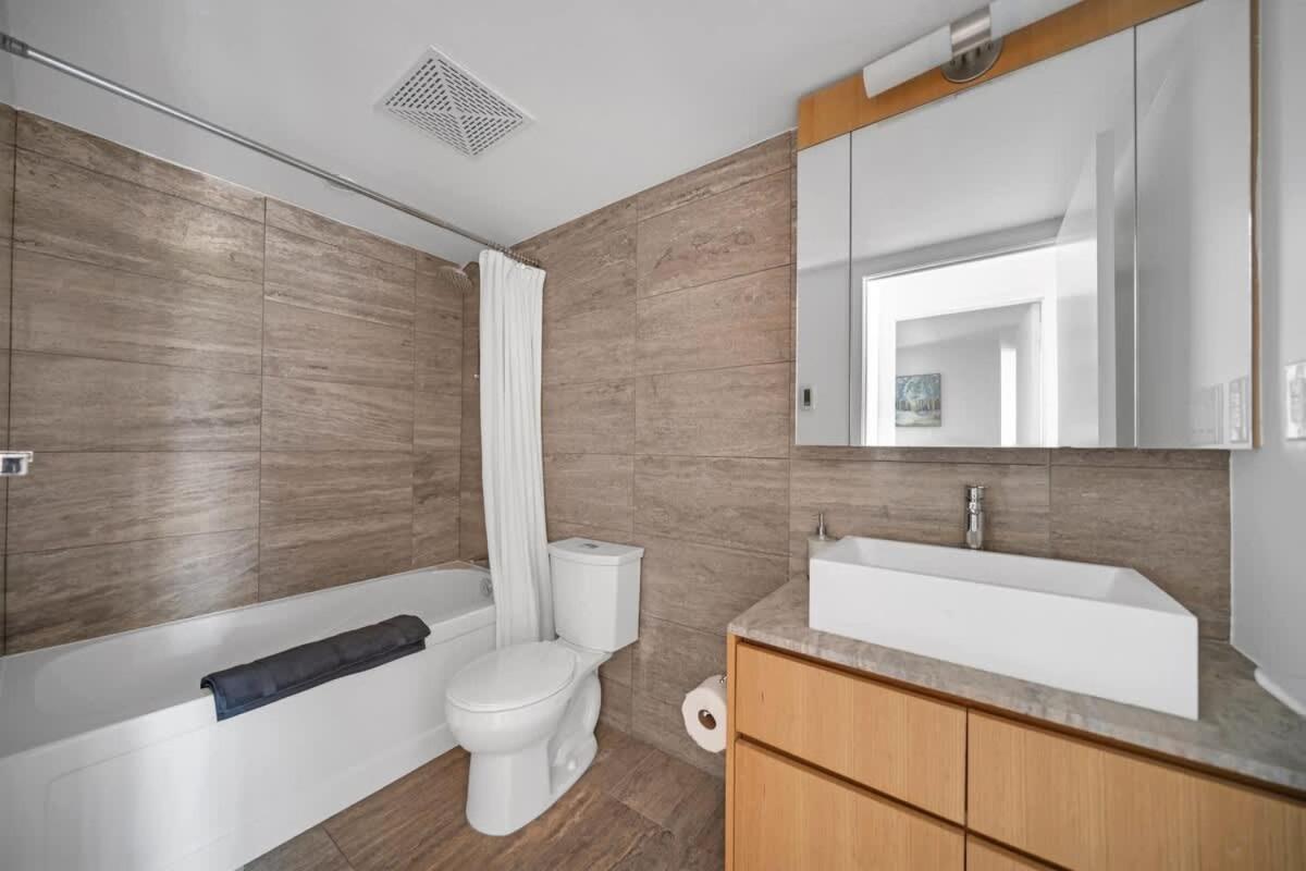 Spacious 5br Haven Near To Attractions Apartment Toronto